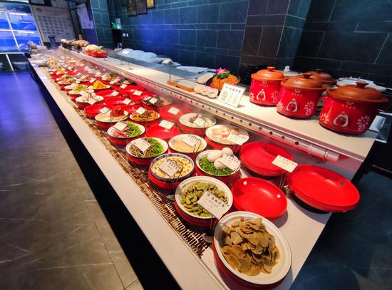 一家饭店,农家大豆饼,大丰收,干锅鱿鱼……一道道菜品摆放在看菜台上