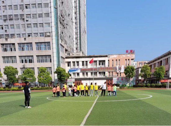 "悦"享亲子情 绿茵场上乐融融——合肥市淝河小学三年级组亲子足球赛