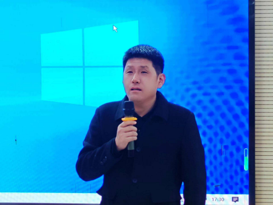 在评课议课环节,许明坤,杨利洁老师对两节课进行