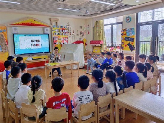 合肥市荣城幼儿园教育集团菱湖分园:开展"家园携手 共育花开"家长进