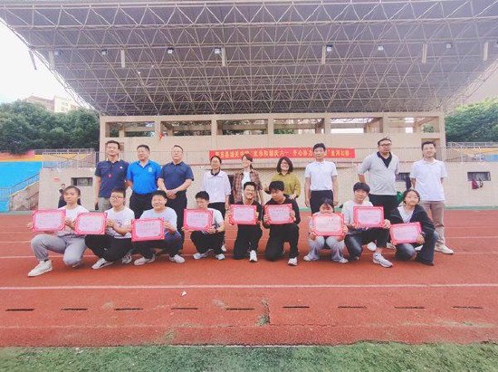 肥东县城关中学举办初中部学生拔河比赛