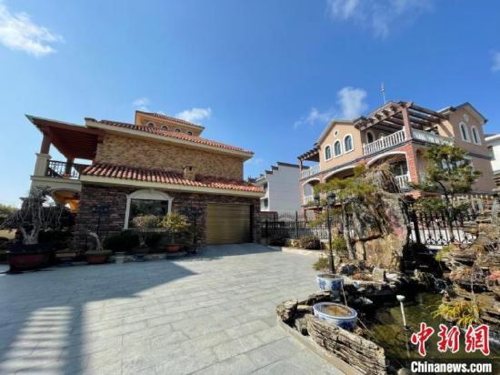 安徽省黄山市歙县郑村镇槐塘村内欧式建筑和徽派建筑错落林立.