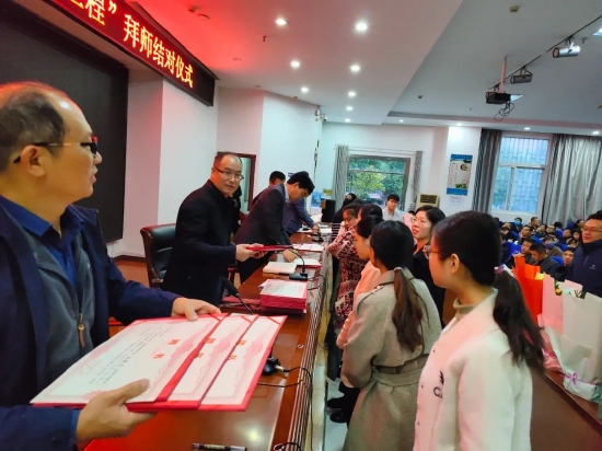 结对仪式上,蒙城一中副校长岳汉臣阐述"青蓝工程"发起的理念,并宣读