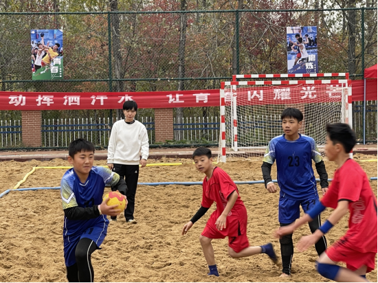 据悉,凤阳县西华路小学以"小手球托起大梦想"为办学理念,近几年积极