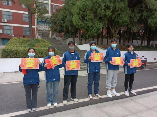 巢湖市槐林中学英才卓砺雄关道迈步越笃学善思有志者事竟成