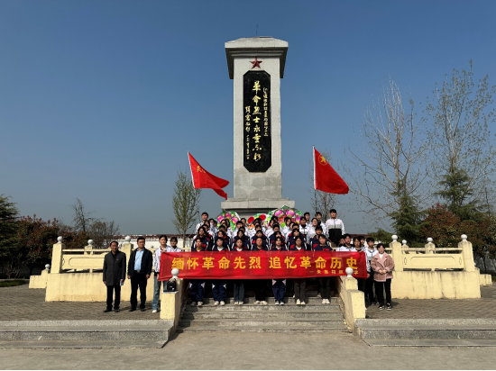 灵璧县朱集初级中学组织 50 余名师生代表来到该县下楼镇程庙烈士陵园