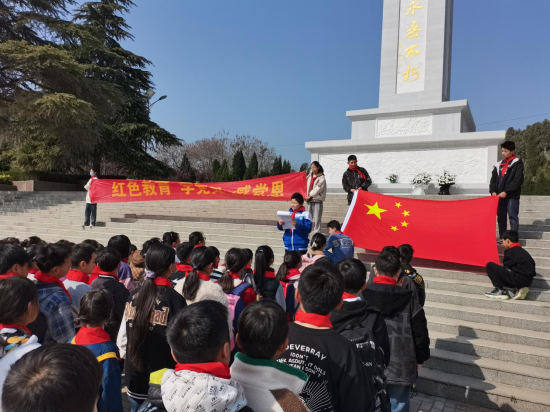 灵璧县刘桥小学祭扫烈士墓缅怀革命情