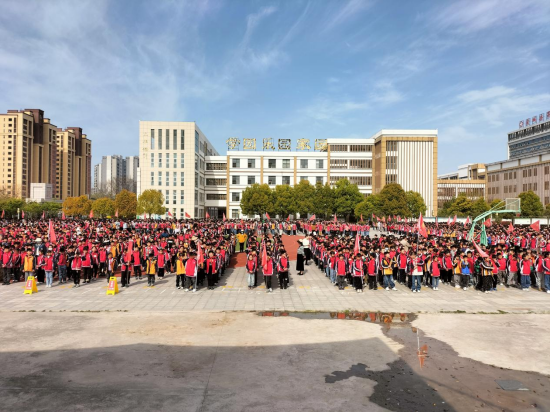 六年级教师代表黄莎莎老师用案例动之以情,晓之以理,讲述预防溺水的