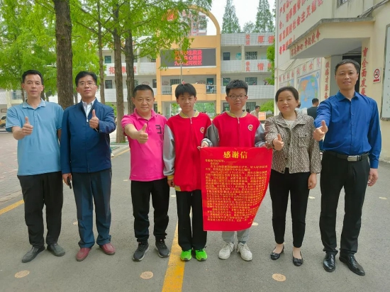 宿州市第九中学拾金不昧暖人心少年弘扬正能量