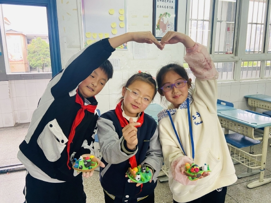 社团活动邀请了专业的手工老师为同学们授课,活动现场,孩子们在老师的