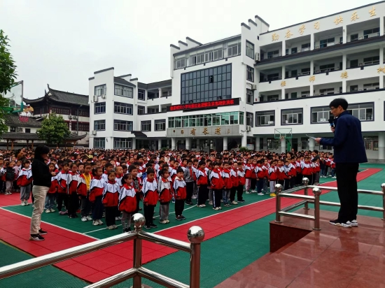 防范灾害风险护航高质量发展歙县城关小学地震应急疏散演练