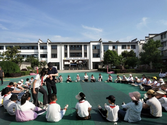 小学生户外活动照片图片