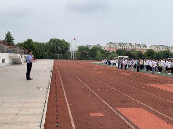 肥东县撮镇中学举行20232024学年秋季学期开学典礼暨书记上思政课活动