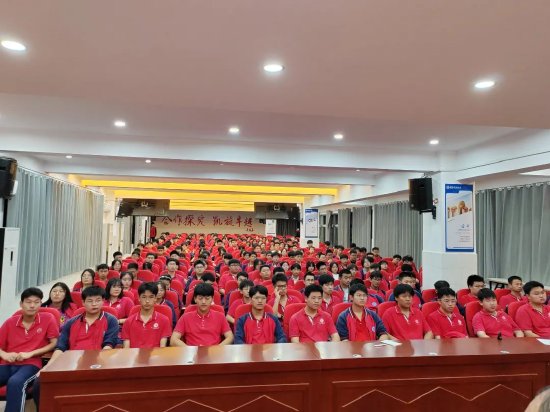 为梦想奋力拼搏让青春无怨无悔肥东凯悦中学2024届高三阶段总结大会