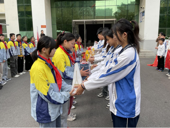 蒙城中学学生走进特教学校开展四爱交流活动