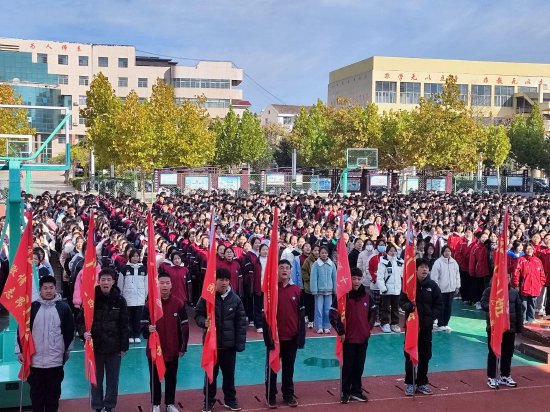 砀山县第二初级中学开展捡起纸片净化心灵主题升旗仪式