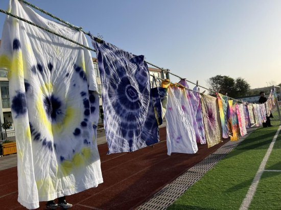 世界上没有两片一样的树叶,同样也不会有两块一样的染布.