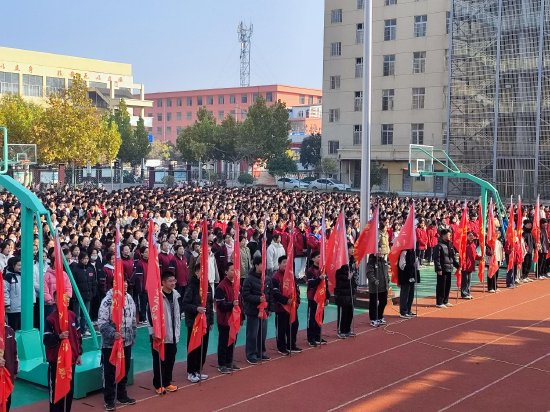 砀山县第二初级中学举行防踩踏安全教育升旗仪式并召开主题班会