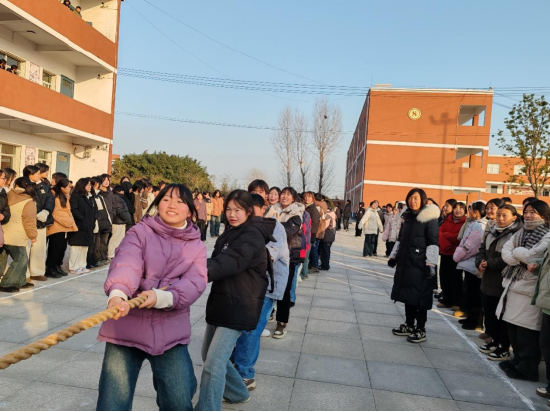 灵璧县韦集初级中学举办2023年冬季"班力杯"拔河比赛