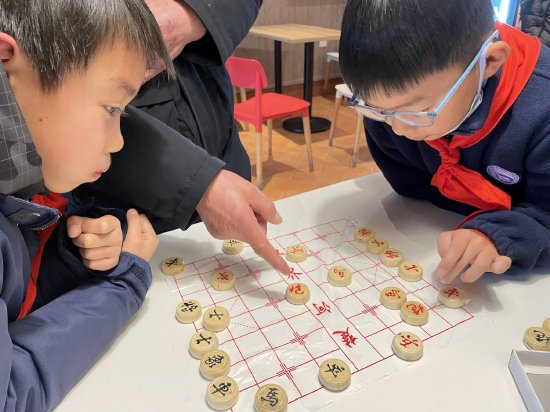 合肥市六小中铁校区三2中队追星小队传承象棋文化隔代共学长智慧