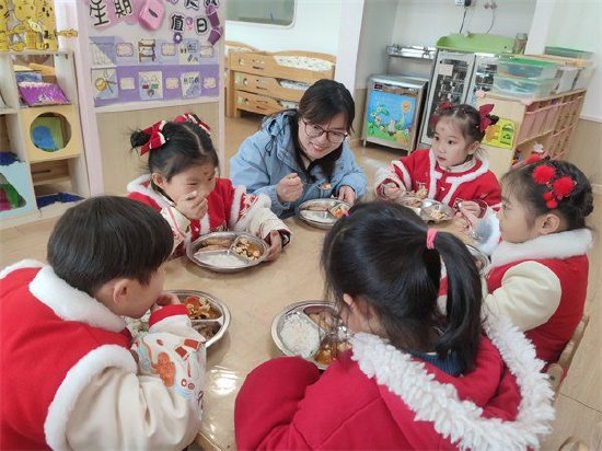 合肥市安庆路幼儿园教育集团迎松路分园味爱陪餐共享食光