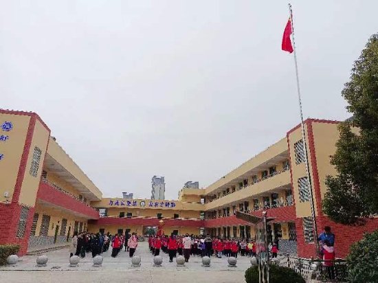 肥东县东城实验小学做追锋少年主题升旗仪式