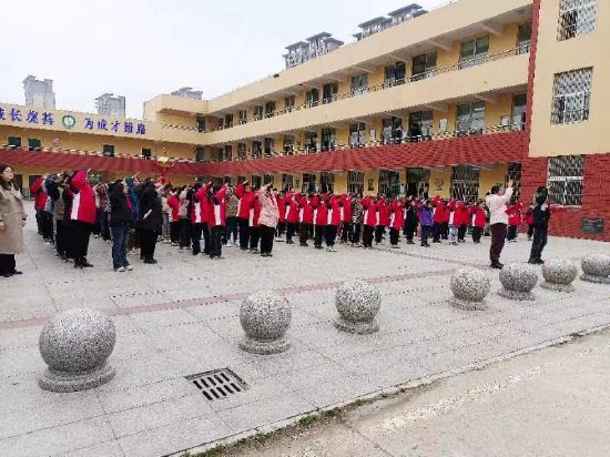 肥东县东城实验小学做追锋少年主题升旗仪式