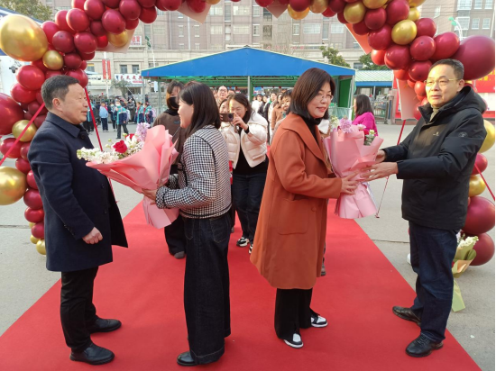 在温暖的季节致敬最美的她利辛中学三八妇女节活动
