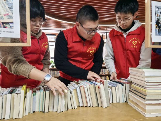 庐阳高中志愿者活动:弘扬雷锋精神 争做有志少年