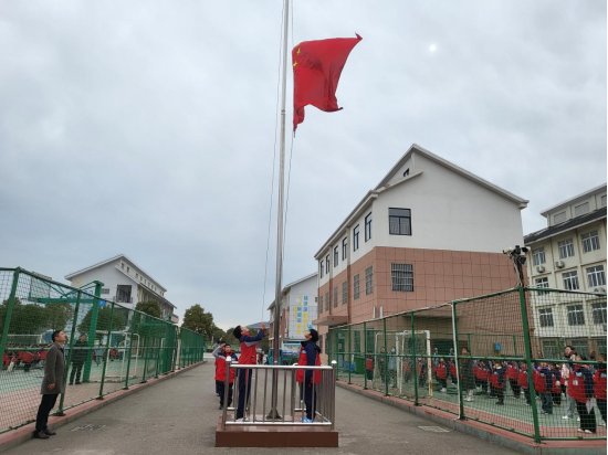 凤阳县西华路小学举办"安全教育记心间"主题升旗仪式