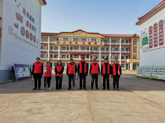 天长市大通初中党员活动日为校园花木"美容"