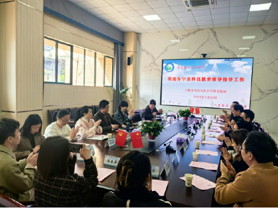 交流会上,合肥市马岗实验小学教育集团校长薛文银对休宁县科协访问团