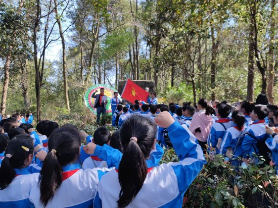 缅怀先烈感恩教育歙县行知小学举行清明祭扫活动
