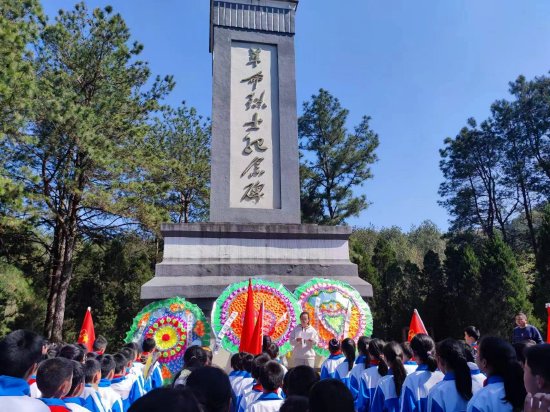缅怀先烈感恩教育歙县行知小学举行清明祭扫活动