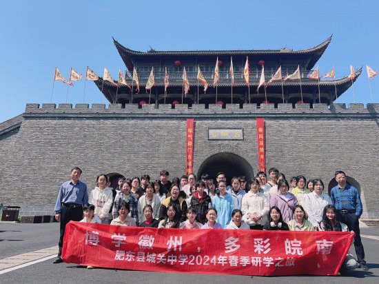 西递,宏村背倚秀美青山,清流抱村穿户,数百幢明清时期的民居建筑静静