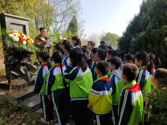 清明祭英烈传承民族魂庐江县白山镇明德小学开展清明祭扫活动