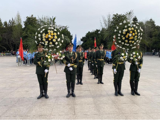 鲜花献英烈 哀思寄忠魂——宿州应用技术学校开展清明祭英烈活动
