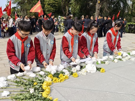 天长市西湖小学缅怀先烈爱国魂幸福不忘英雄史