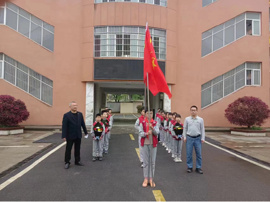 青山埋忠骨清明祭英烈庐江县白山镇白山小学开展清明祭英烈系列活动