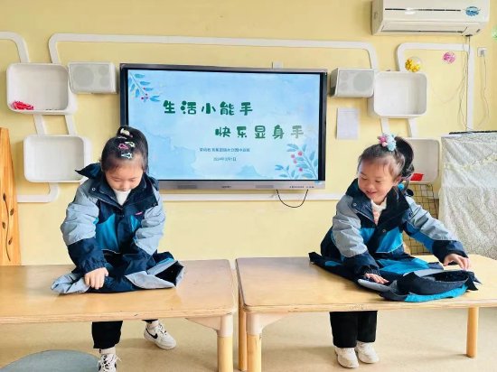 活动中孩子们积极展现自我服务的能力:叠衣服,擦桌子……在家中,孩子