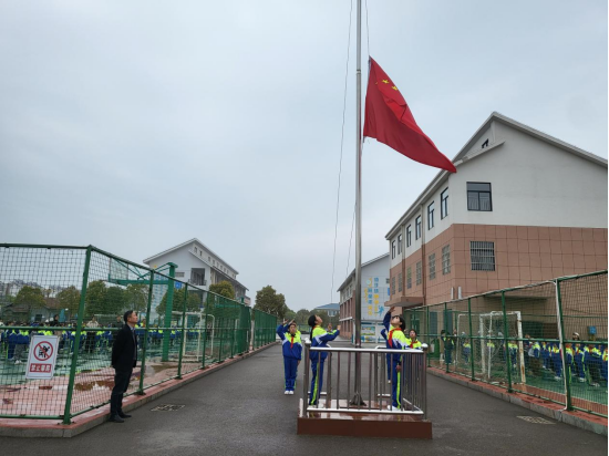 凤阳县西华路小学举行共拒校园欺凌共建美好校园主题升旗仪式