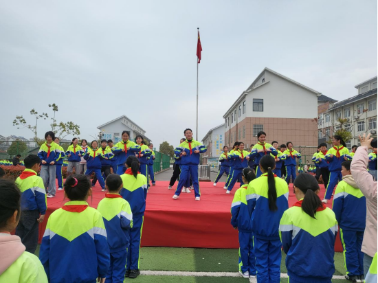 凤阳县西华路小学举行"共拒校园欺凌 共建美好校园"主题升旗仪式