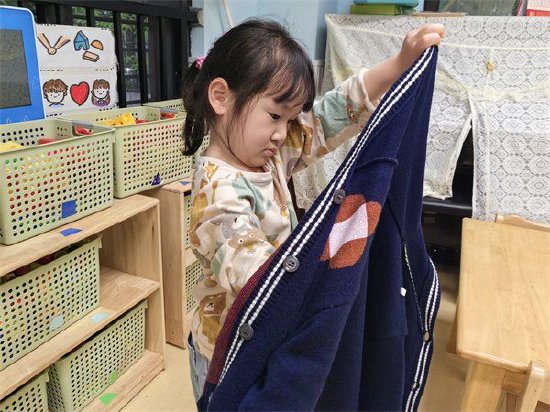 在幼儿园的日常活动中,教师们通过各种有趣的活动和游戏,引导幼儿自己