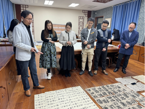 岳世清书法名师工作室组织开展汇报展看稿会