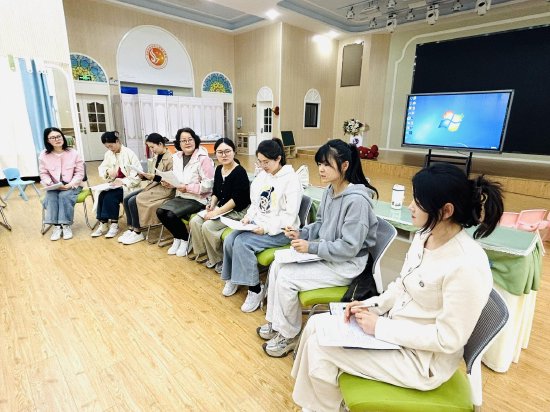 保教主任徐莹莹说各位教师应注重师幼互动,发散幼儿思维,多让幼儿展示