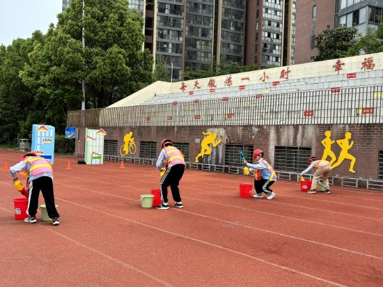 合肥市六安路小学中铁国际城校区举办消防安全与你童行趣味消防运动会
