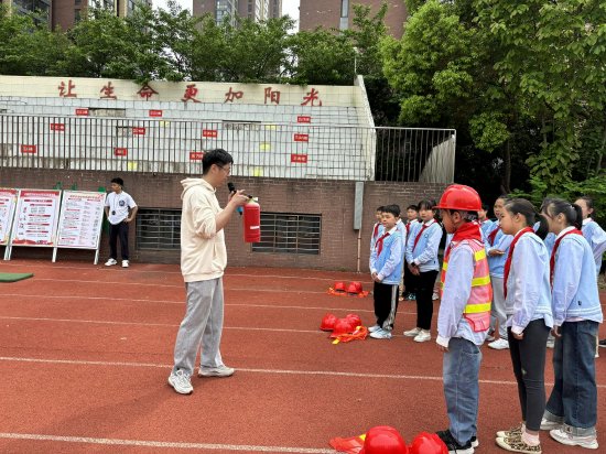 合肥市六安路小学中铁国际城校区举办消防安全与你童行趣味消防运动会
