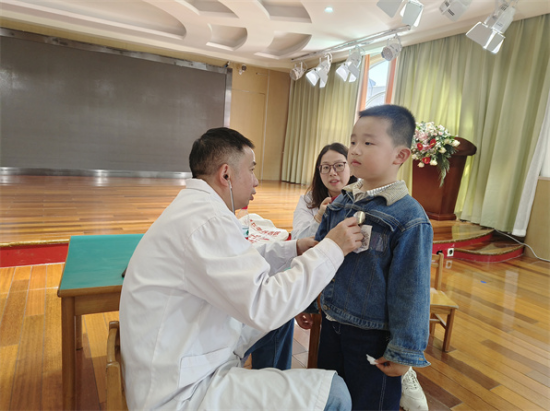 合肥市长江路幼儿园教育集团总园快乐迎体检健康伴我行