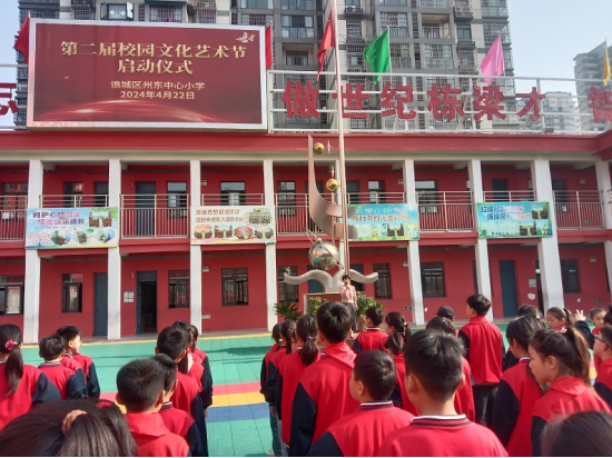 本届校园文化艺术节分为三个板块,周二举行书法,绘画,手工,手抄报作品