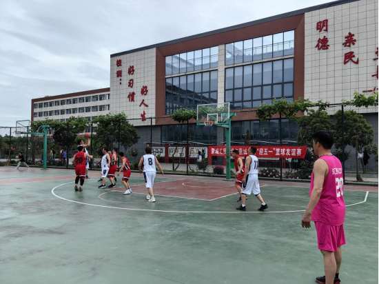 蒙城特校和汇贤中学举行"迎五一"篮球友谊赛